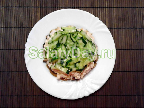 Салат «Восторг» с корейской морковью, вареной колбасой и огурцами