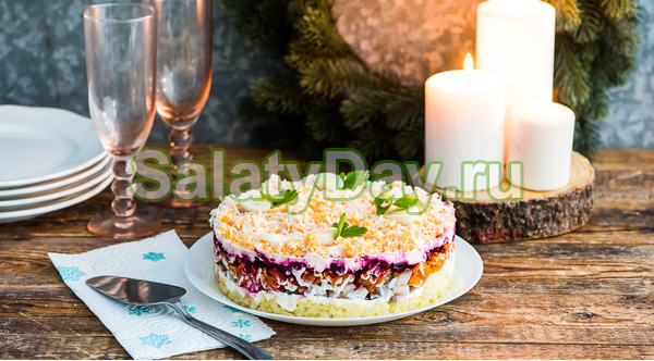 Селёдка под шубой с яблоком и перепелиными яйцами