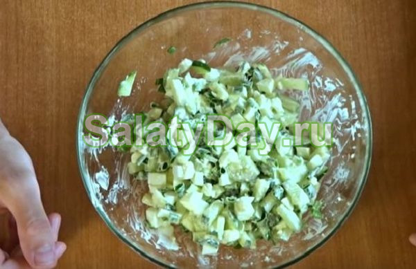 Салат из свежих огурцов и яиц