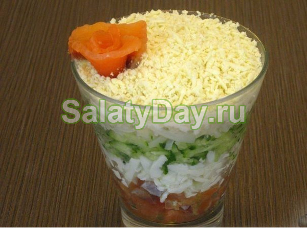 Салат с сёмгой и свежими огурцами