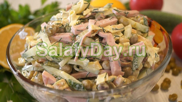 Салат с жареной картошкой соломкой и зеленым горошком