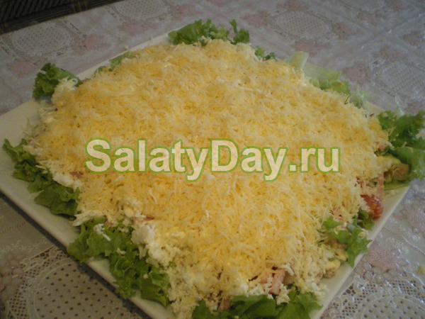 Салат с жареной картошкой соломкой и сыром