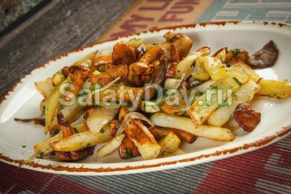 Салат с жареной картошкой соломкой и грибами
