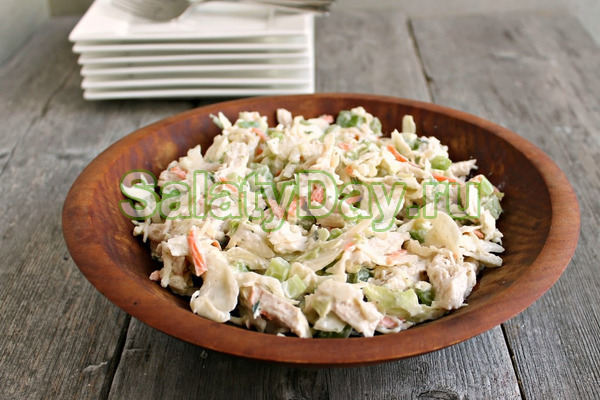 Салат с жареной картошкой соломкой и крабовыми палочками