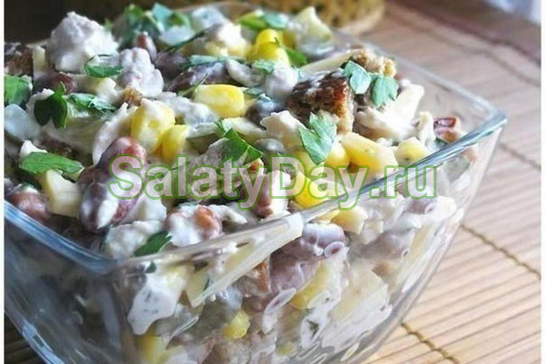 Салат с жареной картошкой соломкой и свининой