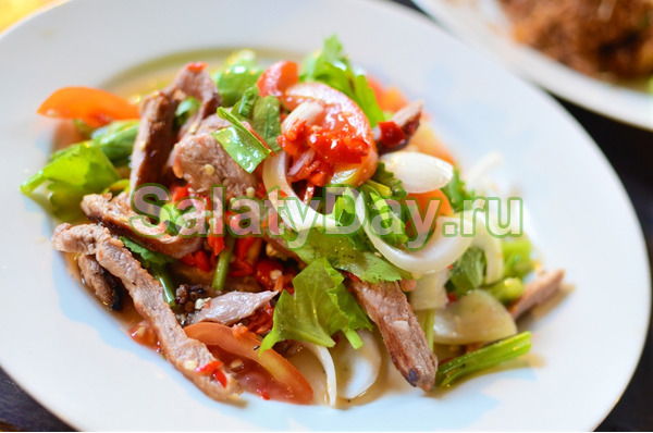 Салат с жареной картошкой соломкой и куриной печенью