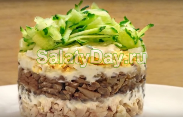 Салат «Праздничный» с грибами и куриной грудкой