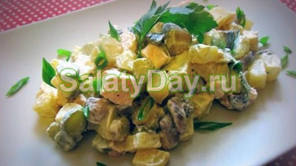 Деревенский салат с грибами и курицей