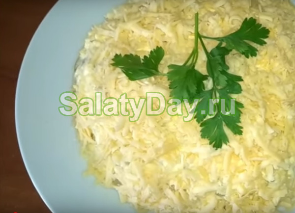 Сытный салат из грибов и куриной грудки