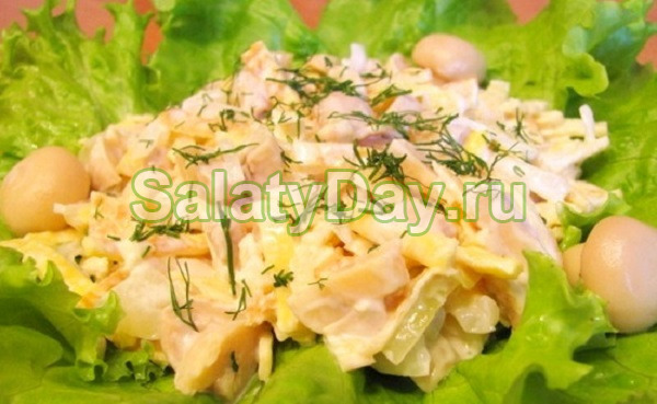 Салат с курицей, грибами и омлетом