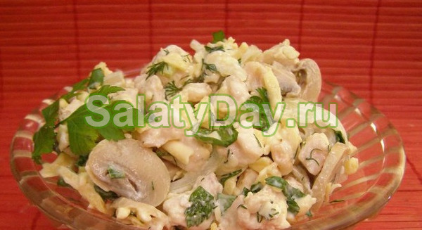 Салат из маринованных грибов с куриной грудкой