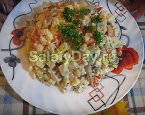 Салат с курицей, сыром, грибами и помидорами