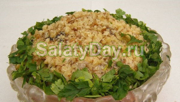 Салат «Каприз» из курицы, грибов и чернослива