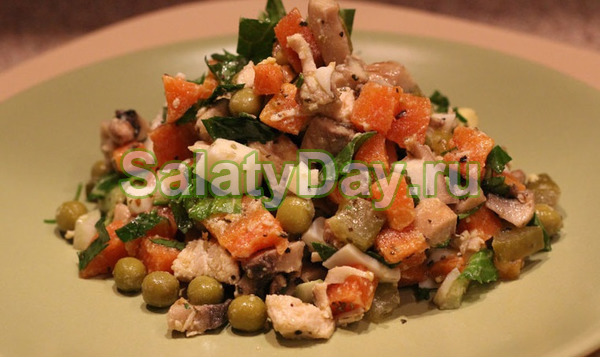 Салат «Оливье» с курицей и грибами