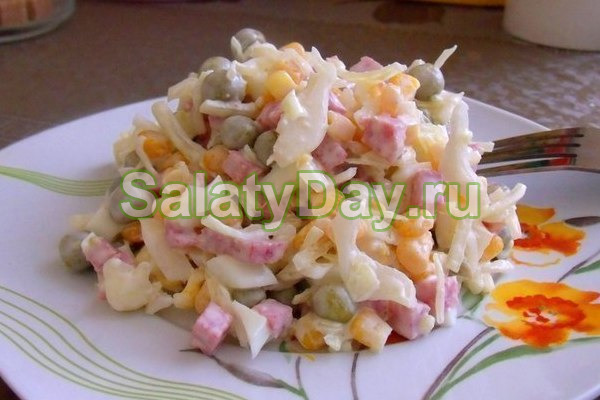 Капустный салат с кукурузой и яйцами
