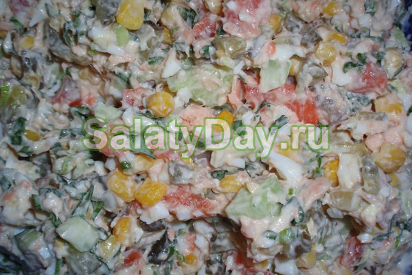 Рыбный салат с огурцами и кукурузой