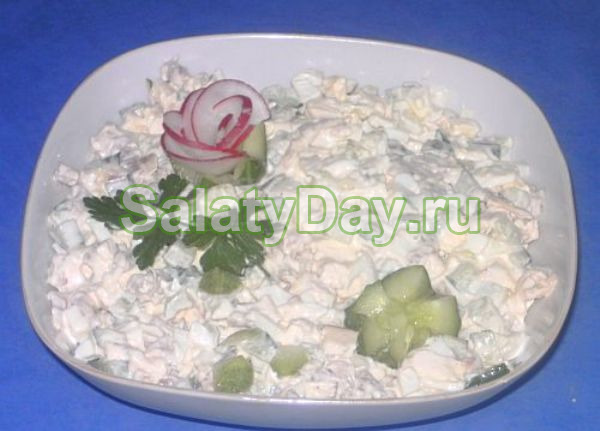 Вкусный салат с курицей и колбасным сыром