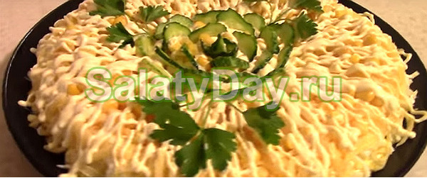 Послойный салат из кукурузы, свежих огурцов и крабовых палочек