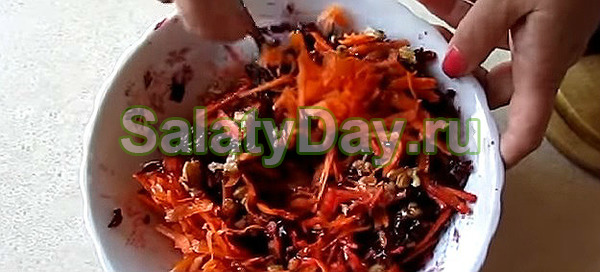 Яркий салат из овощей с орехом и чесночком