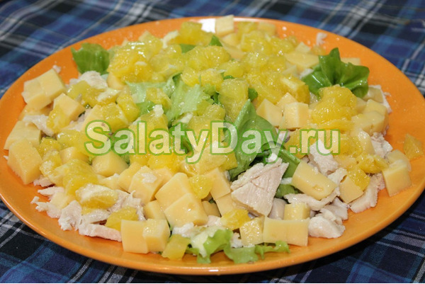 Салат с курицей, сыром и апельсином