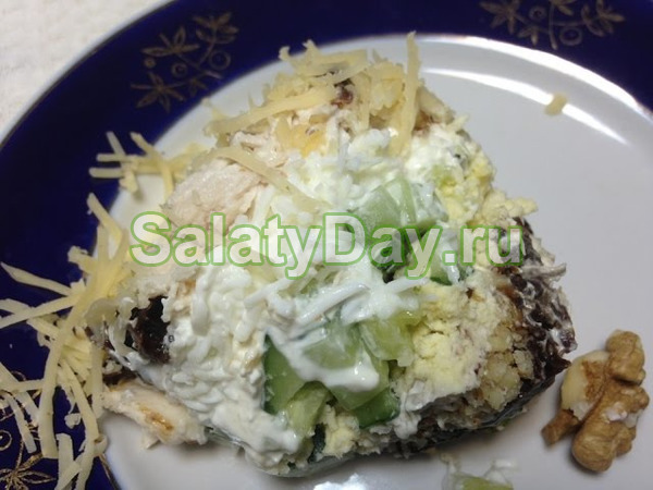 Салат куриный с огурцом и грецкими орешками