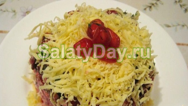 Салат «Коктейль» с копченой курицей и черносливом