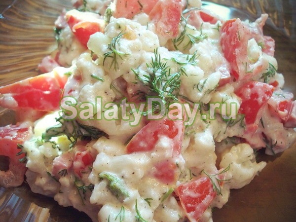 Салат из цветной капусты с огурцами и помидорами