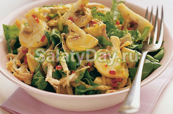 Салат с куриной грудкой и маринованными шампиньонами