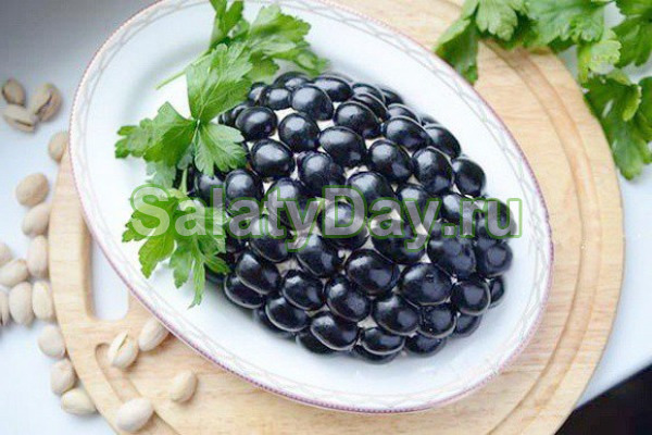 Салат с куриной грудкой и омлетом