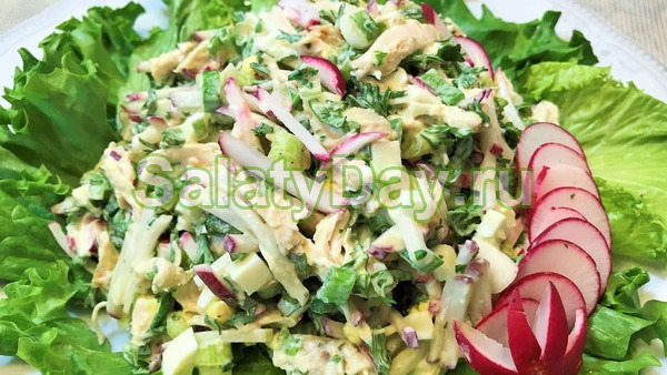 Салат с куриной грудкой и свежим редисом