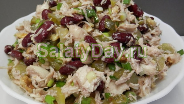 Салат с куриной грудкой и фасолью