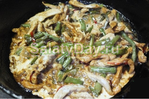 Теплый салат со спаржей и курицей