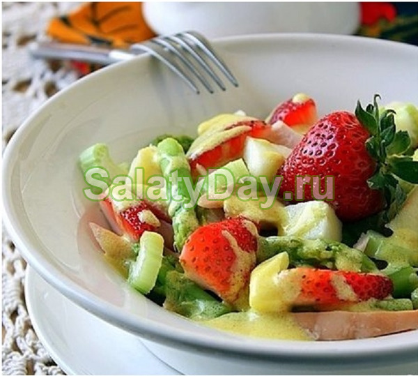Салат со спаржей, клубникой и курицей