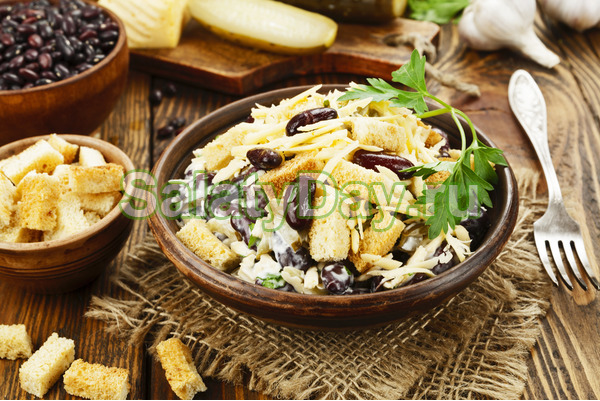 Овощной салат из фасоли и кукурузы с сухариками