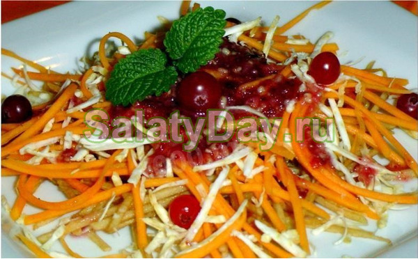 Салат с орехами и клюквенным соусом