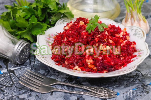 Салат с орехами, свеклой и чесноком