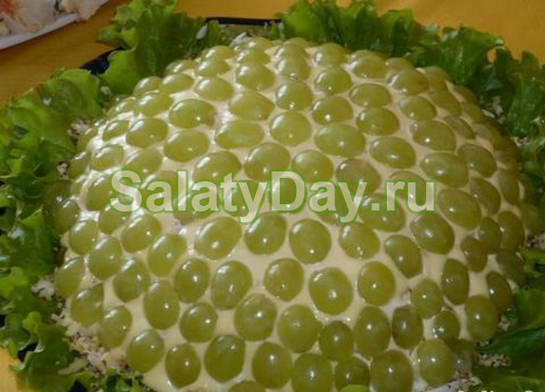 Салат с орехами, курицей и виноградом