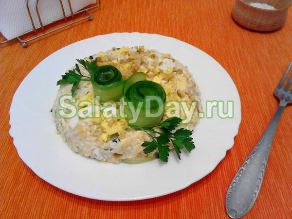 Салат с орехами, огурцами и яйцами