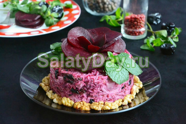 Салат с орехами и черносливом