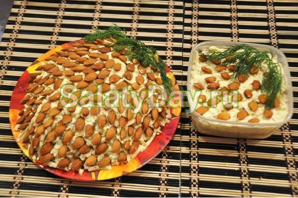 Салат с орехами и миндалем