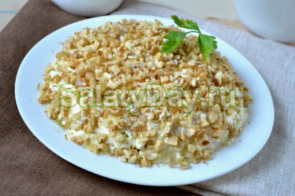 Салат с орехами и картофелем