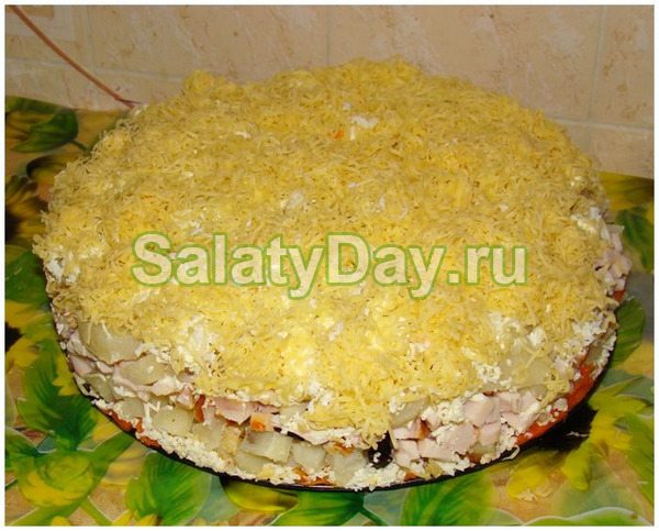 Салат с орехами и копчёной курицей