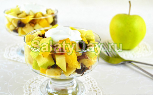 Салат с орехами и фруктами