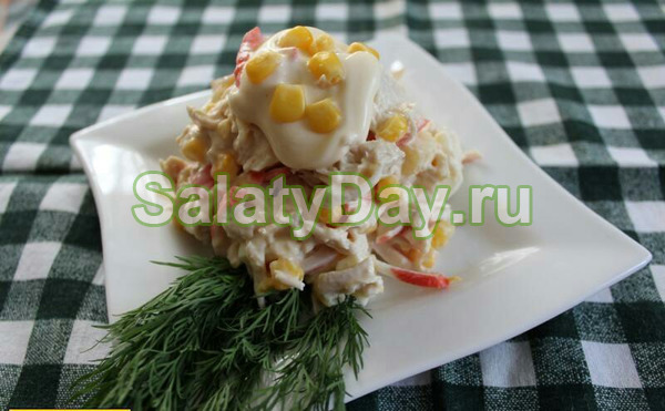 Салат из крабовых палочек с курицей и ананасами