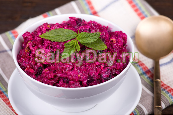 Пикантный салат с орехами