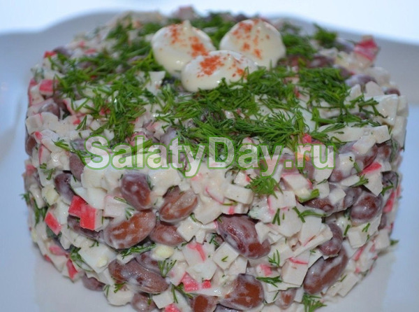 Сочный салат с крабовыми палочками