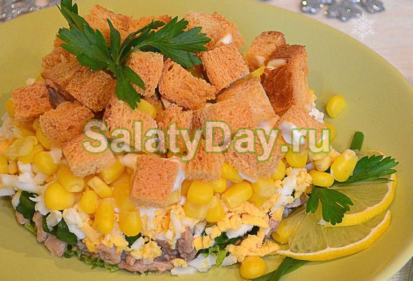 Нежный салат с сухариками