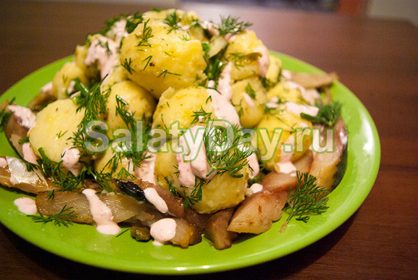 Теплый салат с пикантной треской и каперсами