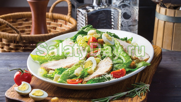 Цезарь с курицей и ананасами