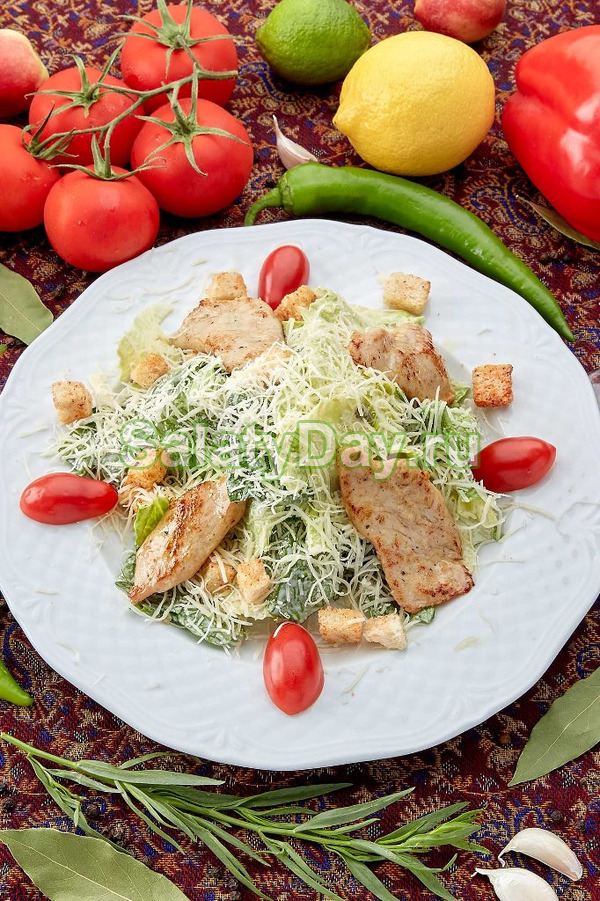 Цезарь с курицей и фетой